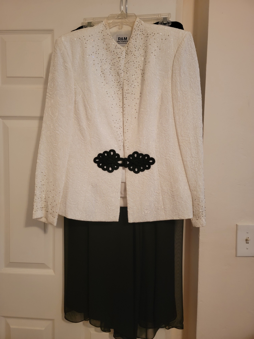 R&M Richards White Textured Jacket with Black Decorative Clasp Accent